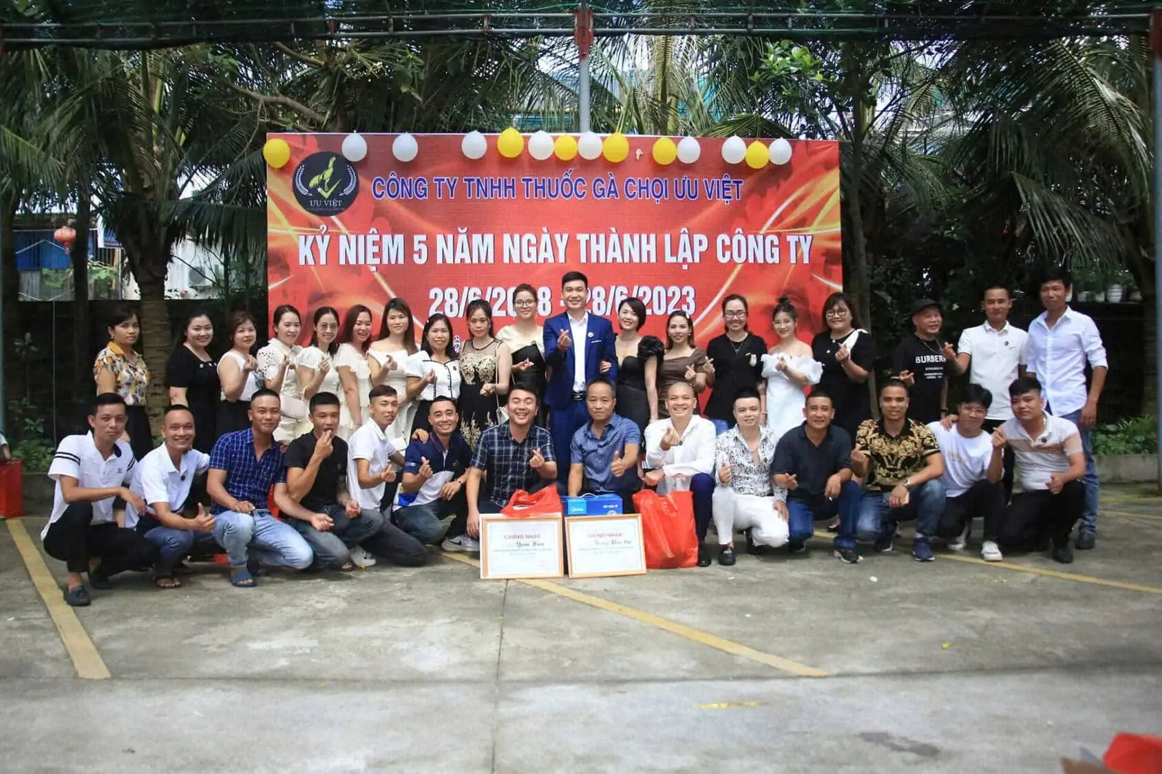 - Gặp gỡ nhân viên và khách hàng tại sự kiện kỷ niệm 5 năm thành lập Công ty Thuốc Gà Chọi Ưu Việt.