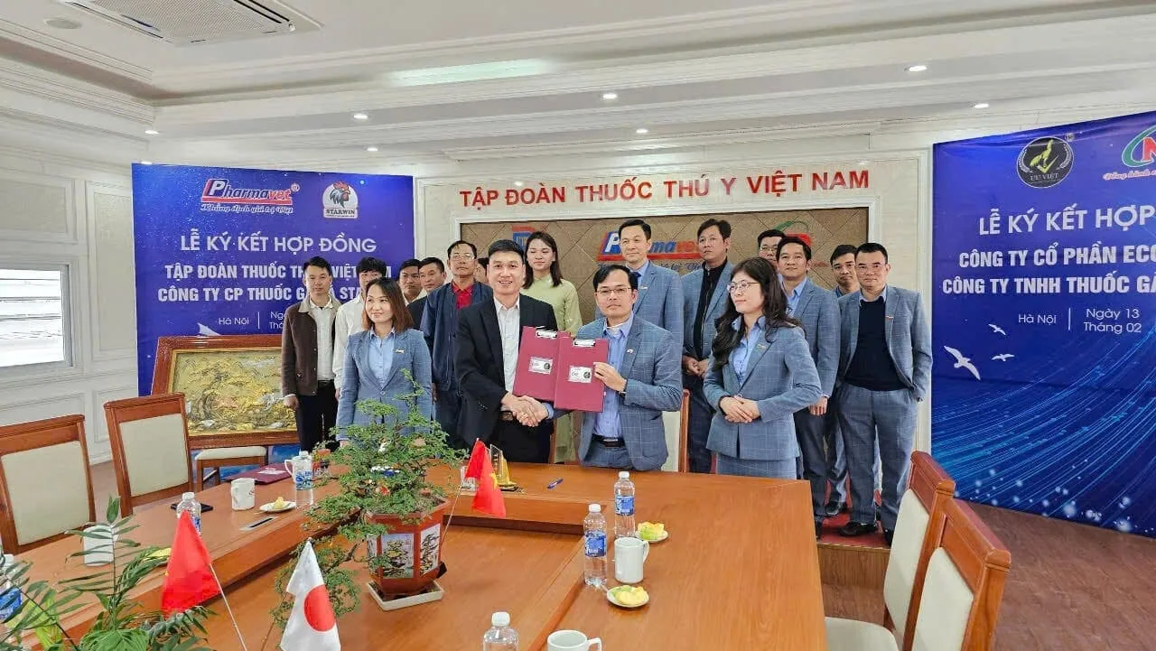 Sự kiện ký kết hợp đồng giữa công ty thuốc gà chọi Ưu Việt và các đối tác tại Hà Nội.